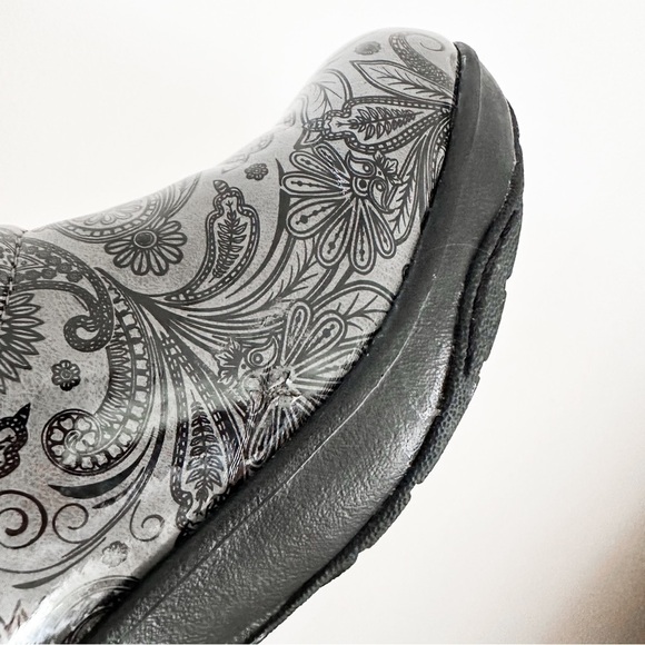 Nurse Mates Women's Bryar Black Gray Paisley Patent sz 8.5 - Picture 9 of 11